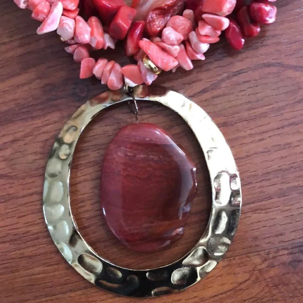 Shell Statement necklace. Gold and stone. - Picture 2 of 10
